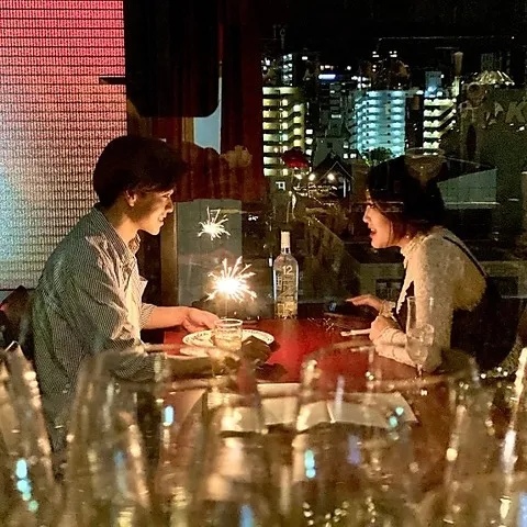 夜景が彩る特別な席で
記憶に残る記念日を